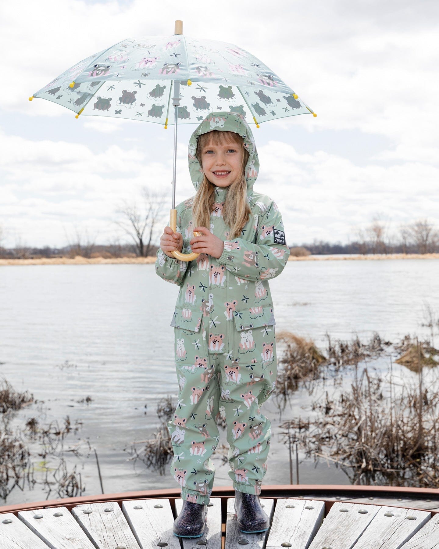 Green rain jumpsuit with color-changing frogs print