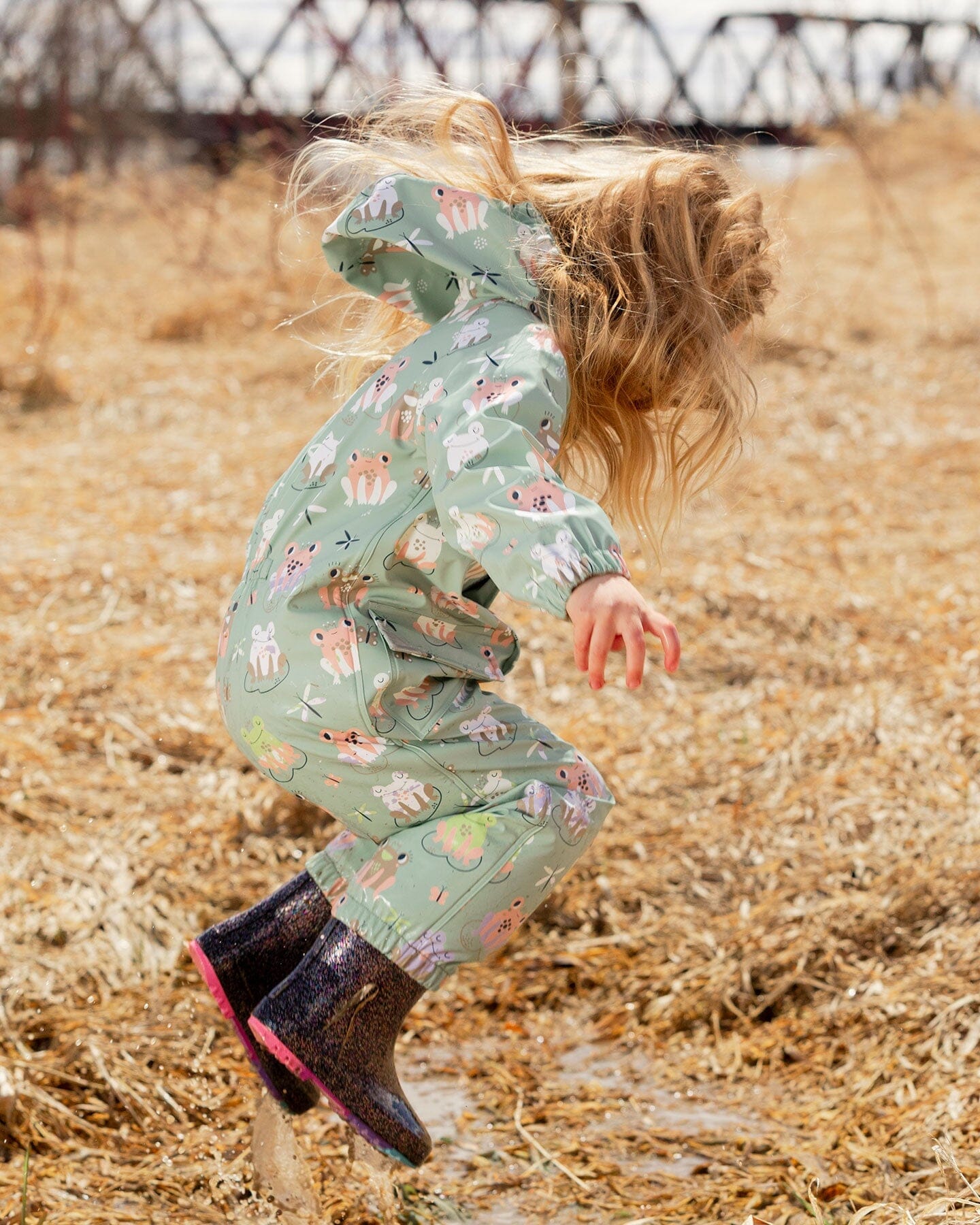Green rain jumpsuit with color-changing frogs print